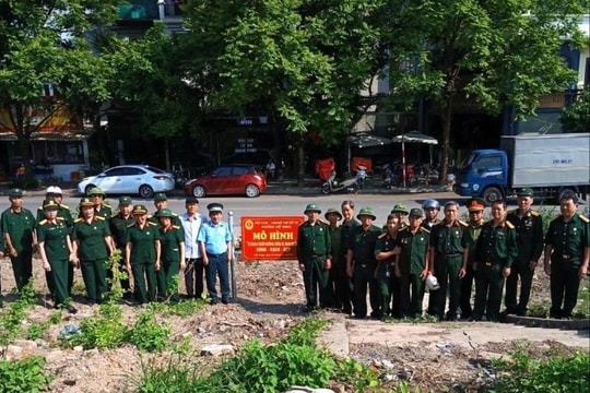 Hội Cựu chiến binh phường Việt Hưng gắn biển mô hình tự quản tuyến đê Nam Đuống