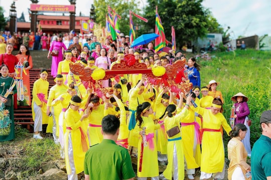 Nghi lễ cấp thủy Lễ hội Tổng Nam Phù gìn giữ mạch nguồn di sản bên sông Hồng