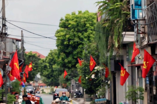Xã Đa Phúc treo 1.000 cờ Đảng và cờ Tổ quốc chào mừng dịp lễ 30-4 và 1-5