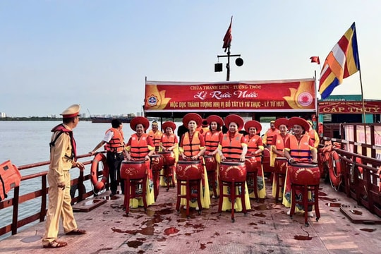 Giữ bình yên lễ hội trên sông