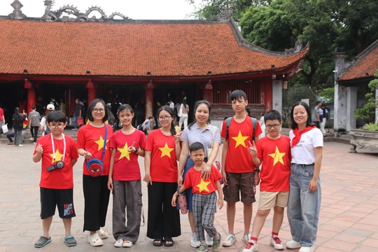 Bùng nổ du lịch nghỉ lễ 30-4, 1-5 Hà Nội sôi động, nhiều điểm đến trong cả nước lượng khách tăng quá tải