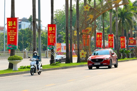 Hà Nội ngày nắng, chiều và đêm chuyển mưa