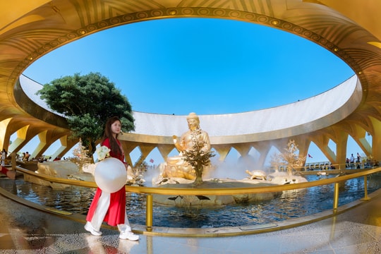 Lễ 30-4 và 1-5: Du khách hào hứng check-in điểm đến lịch sử núi Bà Đen và đi chợ bằng lá bồ đề