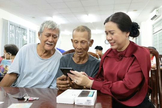 Hỗ trợ 400.000 điện thoại thông minh cho hộ nghèo, hộ cận nghèo