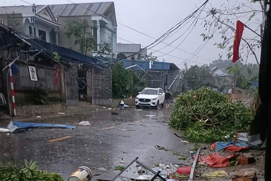 Dông, lốc, mưa đá khiến 5 người dân bị thương, hơn 350 ngôi nhà hư hỏng