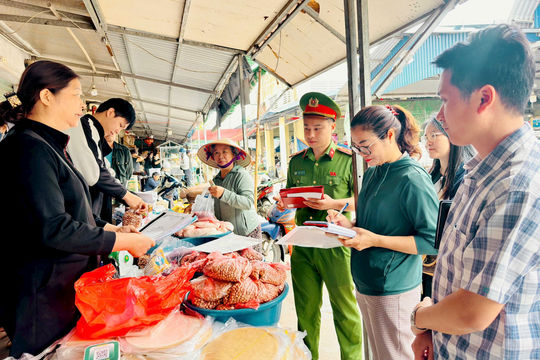 Xã Nam Phù: Tiếp tục “quét” điểm nghẽn an toàn thực phẩm tại chợ dân sinh