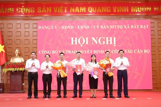 Xã Bất Bạt trao quyết định bổ nhiệm cán bộ, kiện toàn tổ chức bộ máy