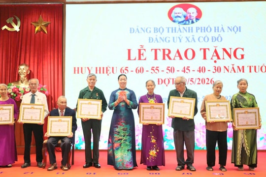 Đảng ủy xã Cổ Đô trao tặng Huy hiệu Đảng nhân kỉ niệm Ngày sinh Chủ tịch Hồ Chí Minh