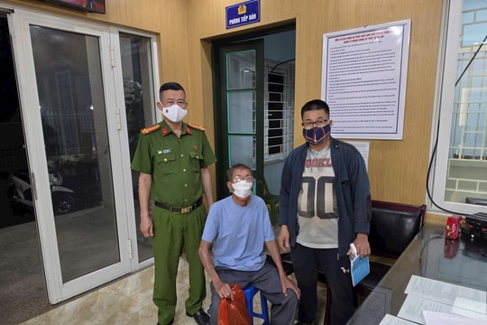 Công an phường Tây Hồ hỗ trợ người dân gặp nạn trong mưa lớn