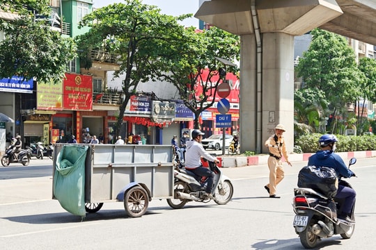 Xe chuyển phát nhanh "tự chế": Hiểm họa rình rập trên đường phố Thủ đô