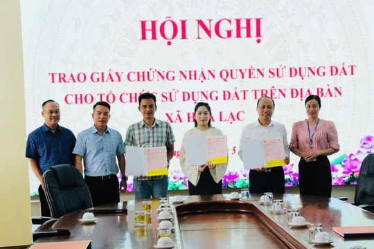 Xã Hòa Lạc trao giấy chứng nhận quyền sử dụng đất cho các doanh nghiệp trên địa bàn