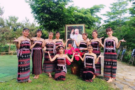 Tháng Năm về Làng nghe đồng bào hát về Bác
