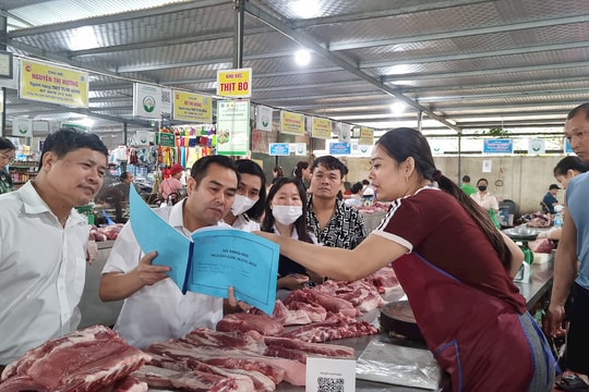 Kiểm tra công tác kiểm soát giết mổ, an toàn thực phẩm tại phường Việt Hưng và Long Biên