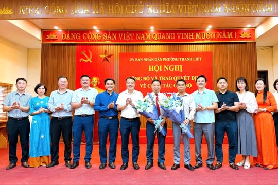 Phường Thanh Liệt công bố, trao quyết định về công tác cán bộ