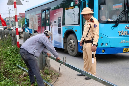 Rào kín 6 lối đi tự mở trên tuyến đường sắt Bắc - Nam