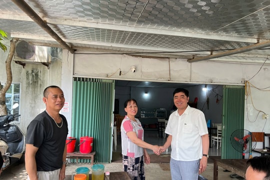 Người cán bộ “chân đi, miệng nói, tay làm”