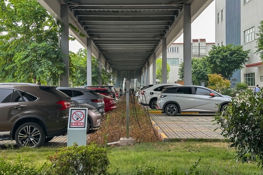 Sạc ô tô bằng điện dân dụng: Cách tiếp cận mới trong tổ chức hạ tầng giao thông đô thị