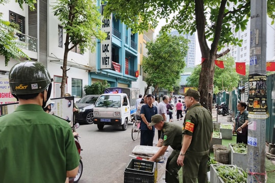 Phường Vĩnh Tuy: Ra quân xử lý vi phạm trật tự đô thị tại ngõ 622 Minh Khai