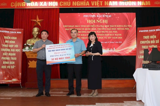 Phường Bạch Mai tiếp nhận máy tính hỗ trợ đẩy mạnh "Bình dân học vụ số"