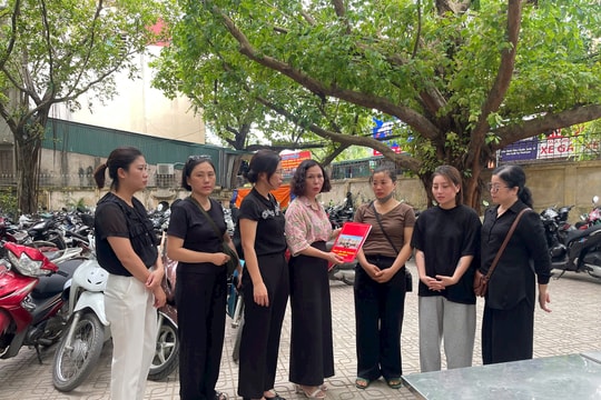 Hội Liên hiệp phụ nữ phường Phú Diễn chia sẻ, hỗ trợ gia đình bé gái bị bạo hành