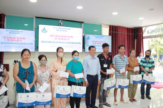 Lãnh đạo Bộ Y tế thăm hỏi, động viên nạn nhân trong vụ bạo hành trẻ em vừa xảy ra