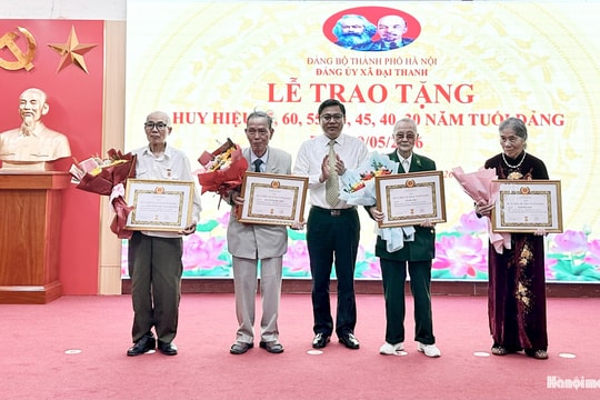 Xã Đại Thanh trao Huy hiệu Đảng đợt 19-5 tặng 58 đảng viên