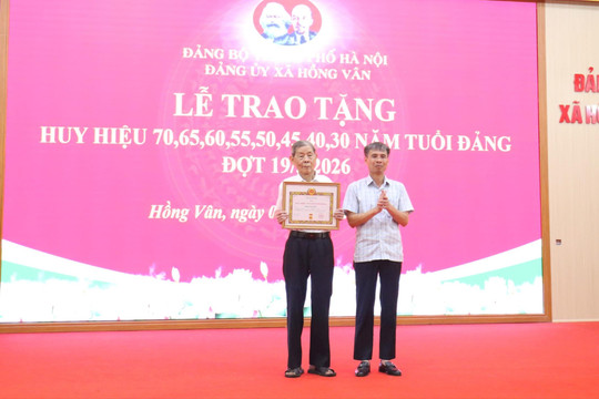 Xã Hồng Vân trao tặng, truy tặng Huy hiệu Đảng đợt 19-5