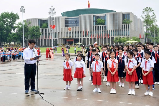 208 học sinh giỏi tiêu biểu của Thủ đô báo công dâng Bác