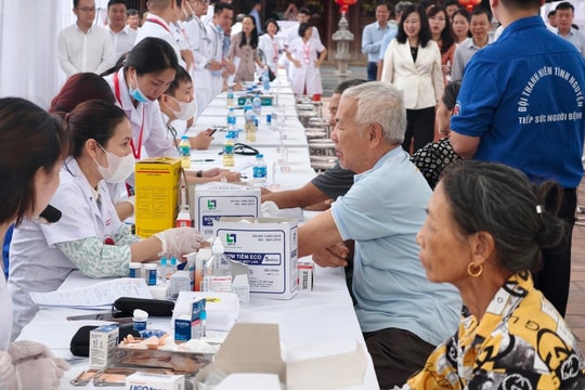 Hàng nghìn người dân được khám bệnh miễn phí, cập nhật Sổ sức khỏe điện tử