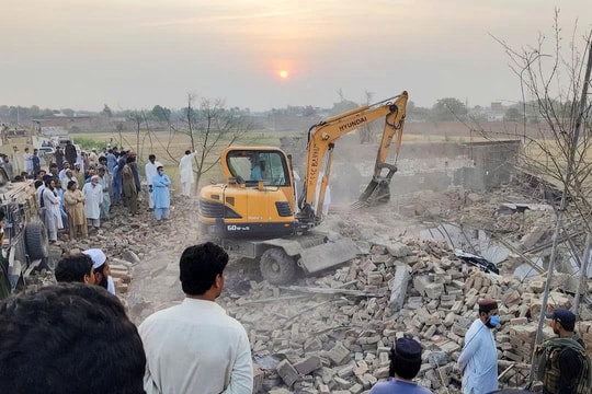 Đánh bom xe tại Pakistan, ít nhất 14 cảnh sát thiệt mạng