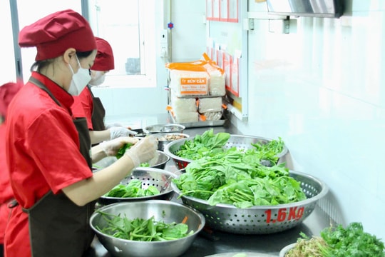Phường Phú Thượng đẩy mạnh chuẩn hoá bếp ăn trường học vì an toàn của học sinh