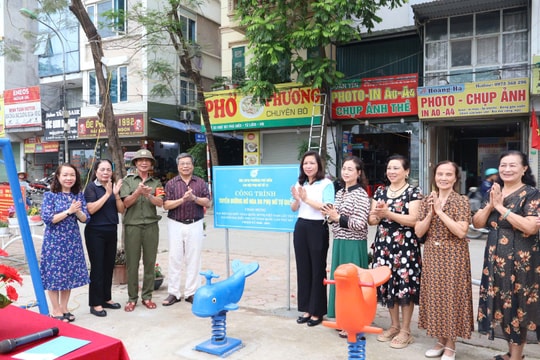Phường Phú Diễn gắn biển công trình “Tuyến đường hoa do phụ nữ tự quản”