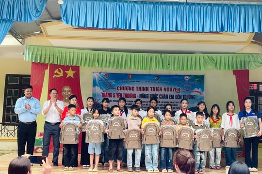 Hội CTĐ xã Chương Dương chia sẻ yêu thương đến học sinh vùng cao Sơn La