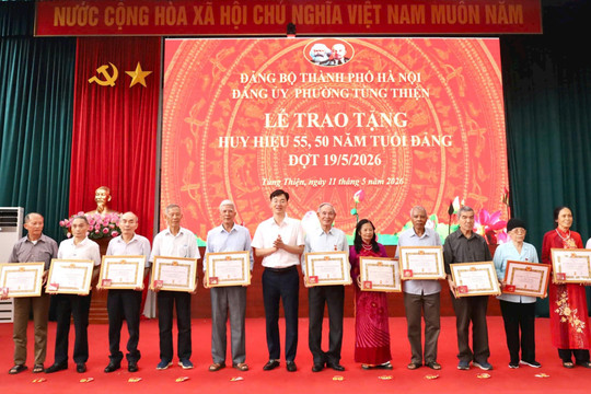 75 đảng viên phường Tùng Thiện nhận Huy hiệu Đảng đợt 19-5