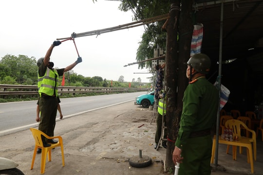 Xã Đại Xuyên ra quân xử lý mái che, mái vẩy lấn chiếm hành lang giao thông