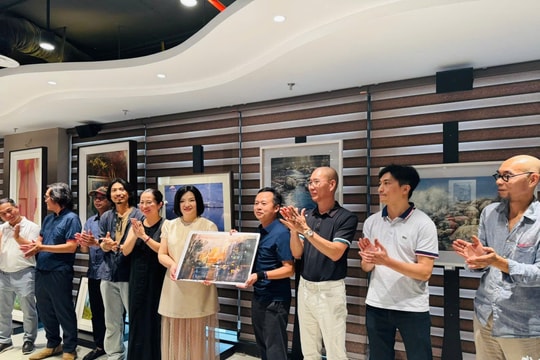 “Hơi thở màu nước” và không gian của những cảm xúc dịu dàng