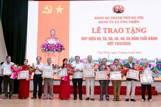 Đảng bộ xã Ứng Thiên trao Huy hiệu Đảng cho 34 đảng viên tiêu biểu