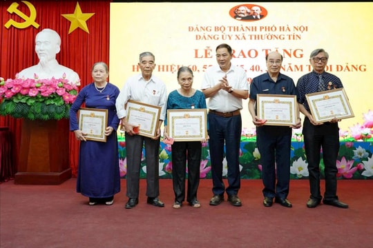 Xã Thường Tín: Trao Huy hiệu Đảng dịp 19-5 cho 54 đảng viên