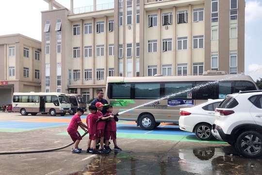 Hơn 200 học sinh tiểu học trải nghiệm kỹ năng chữa cháy, thoát nạn
