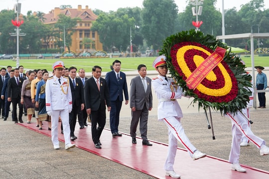 Đoàn đại biểu cấp cao Thủ đô Viêng Chăn (Lào) vào Lăng viếng Chủ tịch Hồ Chí Minh