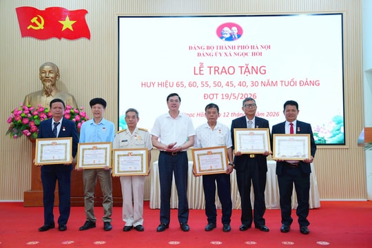 30 đảng viên xã Ngọc Hồi được nhận Huy hiệu Đảng đợt 19-5-2026