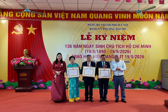 Đại Mỗ: Trao tặng 63 Huy hiệu Đảng đợt 19/5