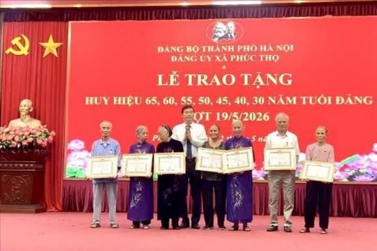 Phúc Thọ: Trao tặng Huy hiệu Đảng đợt 19-5