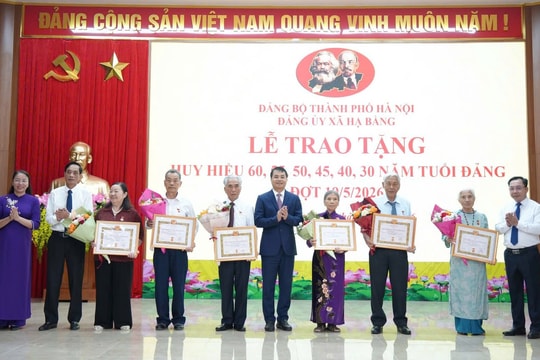 Xã Hạ Bằng: Trao Huy hiệu Đảng tặng 41 đảng viên đợt 19-5