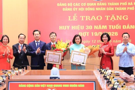 Phó Chủ tịch HĐND TP Hà Nội Phạm Quí Tiên nhận Huy hiệu 30 năm tuổi Đảng
