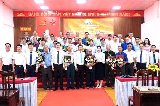 Xã Dân Hòa trao Huy hiệu Đảng tặng 30 đảng viên dịp 19-5