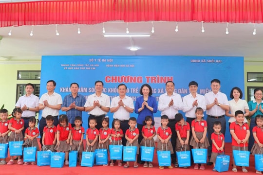 Khám, chăm sóc sức khỏe và tặng quà cho trẻ em tại các cơ sở bảo trợ xã hội