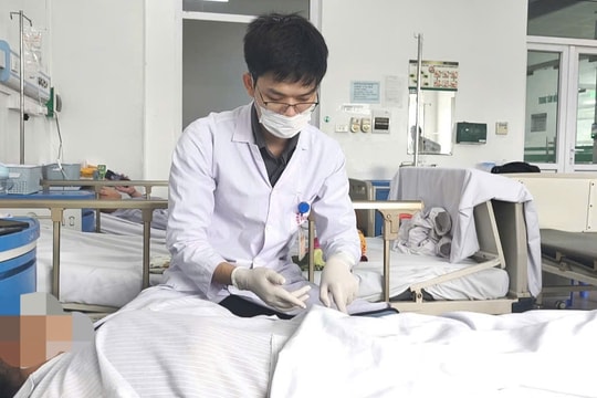 4 giờ vi phẫu xuyên đêm nối thành công ngón tay suýt đứt rời cho nữ phụ hồ