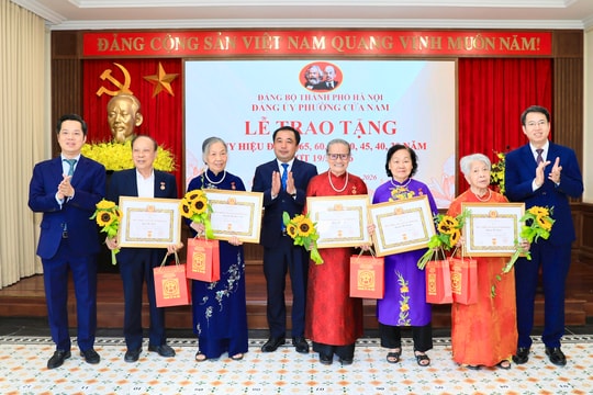Bí thư Thành ủy Hà Nội Trần Đức Thắng trao Huy hiệu Đảng tặng các đảng viên lão thành phường Cửa Nam