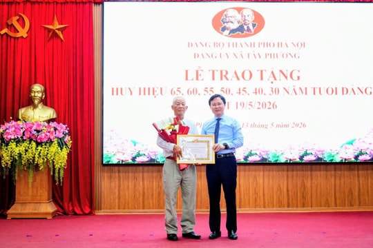 Xã Tây Phương trao Huy hiệu Đảng tặng các đảng viên lão thành